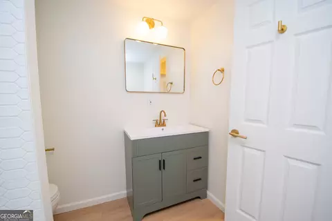 Bath - 204 Cleaveland Dr, Lagrange, GA 30241 photo 2 of 4