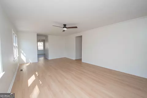Living - 204 Cleaveland Dr, Lagrange, GA 30241 photo 5 of 7