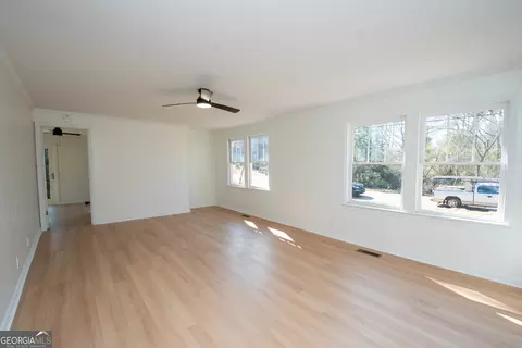 Living - 204 Cleaveland Dr, Lagrange, GA 30241 photo 2 of 7