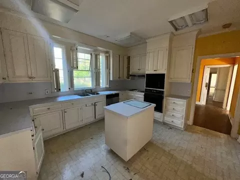 Kitchen - 818 W College St, Ailey, GA 30410 photo 4 of 5