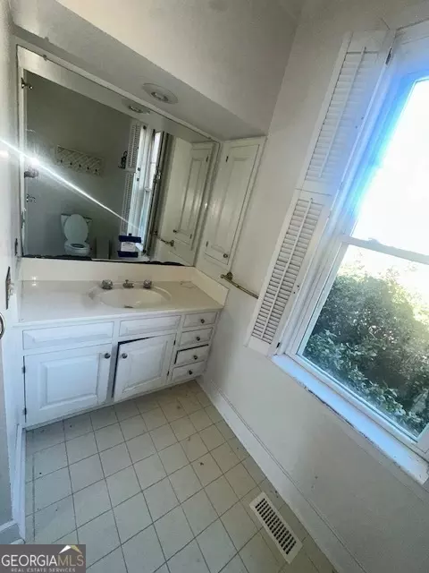 Bath - 818 W College St, Ailey, GA 30410 photo 1 of 14