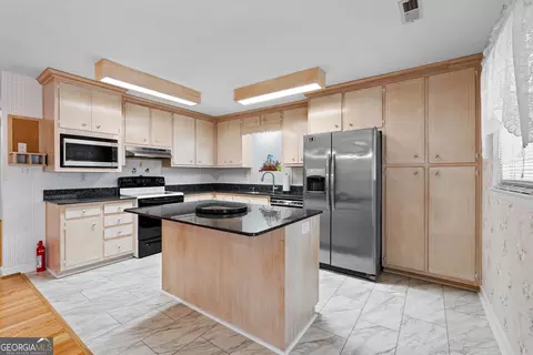 Kitchen - 423 Woods Rd, Brooks, GA 30205 photo 2 of 5