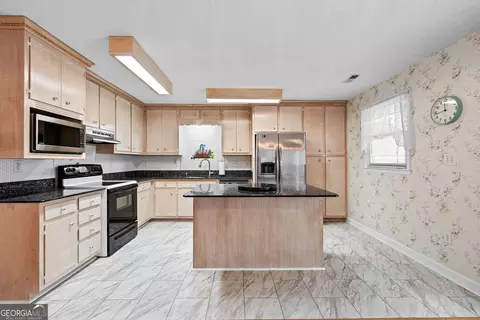 Kitchen - 423 Woods Rd, Brooks, GA 30205 photo 4 of 5