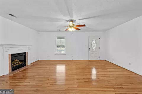 Living - 423 Woods Rd, Brooks, GA 30205 photo 3 of 6