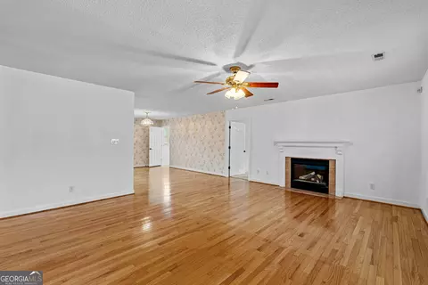 Living - 423 Woods Rd, Brooks, GA 30205 photo 1 of 6