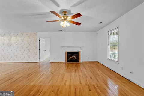Living - 423 Woods Rd, Brooks, GA 30205 photo 2 of 6