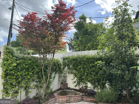Exterior - 204 E Liberty St, Savannah, GA 31401 photo 14 of 20
