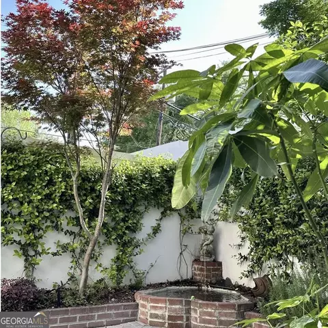 Exterior - 204 E Liberty St, Savannah, GA 31401 photo 10 of 20