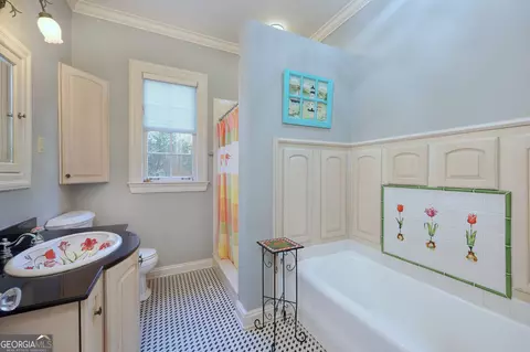 Bath - 1007 4th Ave, West Point, GA 31833 photo 1 of 4