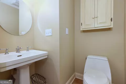 Bath - 1007 4th Ave, West Point, GA 31833 photo 4 of 4