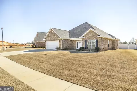 Exterior - 420 Lamplight Dr, Byron, GA 31008 photo 4 of 10