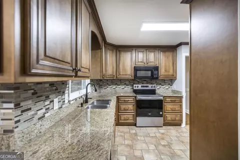 Kitchen - 411 Pine Forrest, Dublin, GA 31021 photo 3 of 4