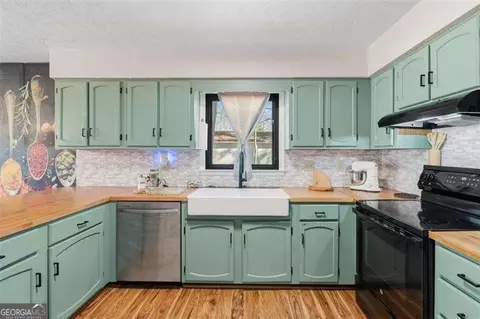 Kitchen - 150 Tall Oak Trl, Covington, GA 30014 photo 3 of 6