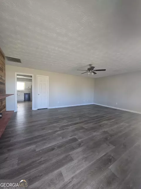 Living - 25 Georgia Ave, Hampton, GA 30228 photo 2 of 4