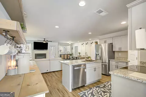 Kitchen - 240 Avalee Rd, Brooks, GA 30205 photo 6 of 8