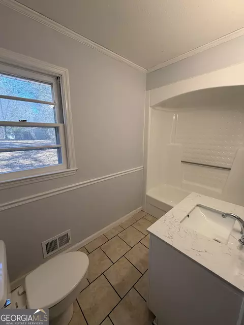 Bath - 203 Bonaventure Dr, Lagrange, GA 30241 photo 1 of 3