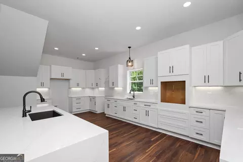 Kitchen - 1000 Foxcroft Dr, Lagrange, GA 30240 photo 3 of 9