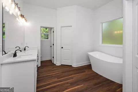 Bath - 1000 Foxcroft Dr, Lagrange, GA 30240 photo 2 of 4
