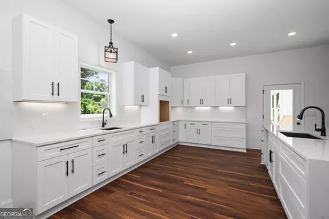 Kitchen - 1000 Foxcroft Dr, Lagrange, GA 30240 photo 7 of 9