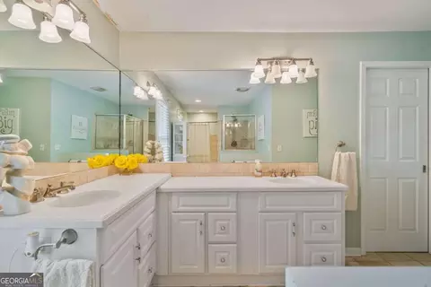 Bath - 1777 E Gate Trl, Stone Mountain, GA 30087 photo 2 of 5