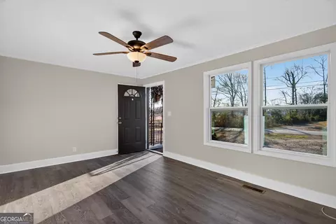 Living - 439 Cooley Rd, Lagrange, GA 30241 photo 3 of 3