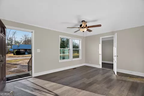 Living - 439 Cooley Rd, Lagrange, GA 30241 photo 1 of 3