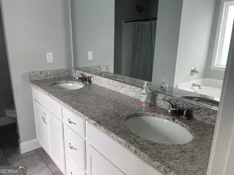 Bath - 716 Westcrest Ln, Cornelia, GA 30531 photo 2 of 5