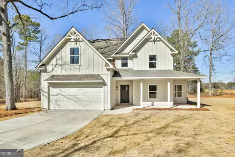 35 Oak Rd, Locust Grove, GA 30248