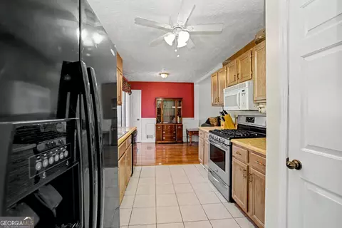 Kitchen - 120 Farmbrook Trl, Stockbridge, GA 30281 photo 2 of 2