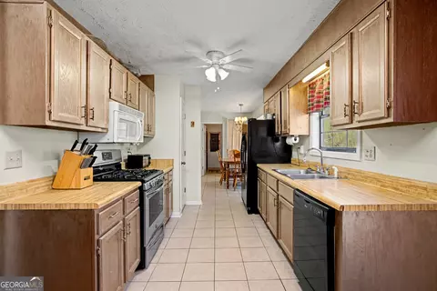 Kitchen - 120 Farmbrook Trl, Stockbridge, GA 30281 photo 1 of 2