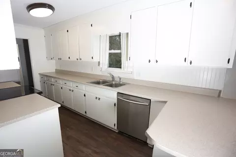 Kitchen - 192 Summit St, Cornelia, GA 30531 photo 2 of 3