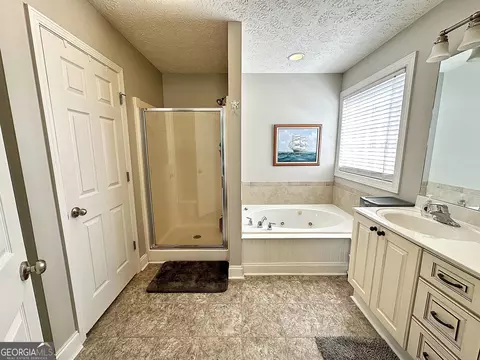 Bath - 135 Copper Creek Dr, Lagrange, GA 30240 photo 1 of 4