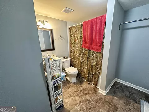 Bath - 135 Copper Creek Dr, Lagrange, GA 30240 photo 4 of 4