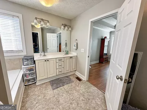 Bath - 135 Copper Creek Dr, Lagrange, GA 30240 photo 2 of 4