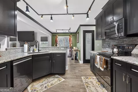 Kitchen - 255 Needleleaf Dr, Barnesville, GA 30204 photo 4 of 4