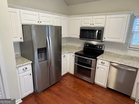 Kitchen - 292 Silver Brook Cir, Pooler, GA 31322 photo 3 of 4