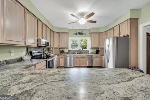 Kitchen - 185 Red Maple Dr, Hampton, GA 30228 photo 2 of 4