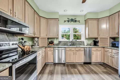 Kitchen - 185 Red Maple Dr, Hampton, GA 30228 photo 4 of 4