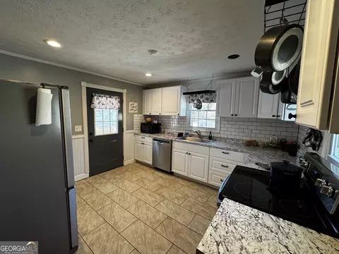 Kitchen - 87 Youngs Mill Rd, Lagrange, GA 30241 photo 4 of 6