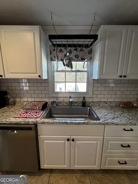 Kitchen - 87 Youngs Mill Rd, Lagrange, GA 30241 photo 5 of 6