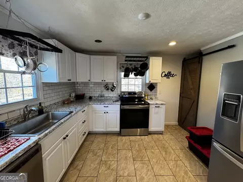 Kitchen - 87 Youngs Mill Rd, Lagrange, GA 30241 photo 3 of 6