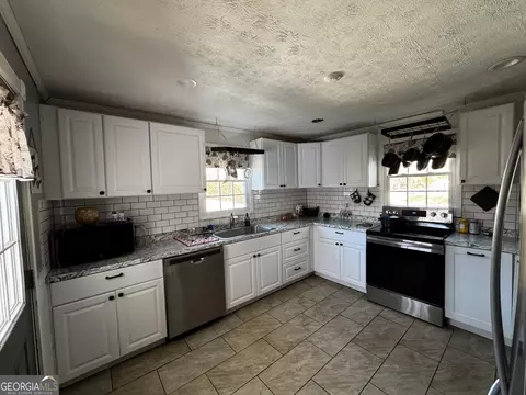 Kitchen - 87 Youngs Mill Rd, Lagrange, GA 30241 photo 2 of 6