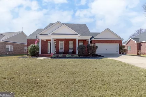 300 Hunts Landing Dr, Kathleen, GA 31047
