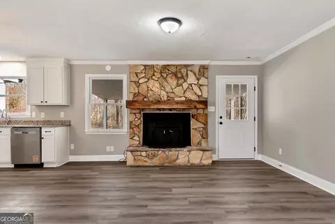 Living - 587 Forest Ln, Colbert, GA 30628 photo 2 of 10