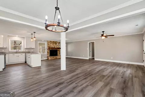 Living - 587 Forest Ln, Colbert, GA 30628 photo 6 of 10