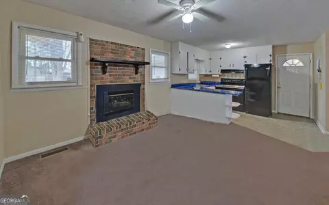 Living - 926 Skyline Dr, Toccoa, GA 30577 photo 7 of 10