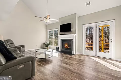 Living - 994 Lakeview Dr, Commerce, GA 30529 photo 1 of 3