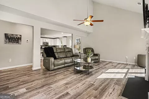 Living - 994 Lakeview Dr, Commerce, GA 30529 photo 2 of 3
