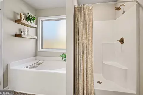 Bath - 994 Lakeview Dr, Commerce, GA 30529 photo 4 of 6