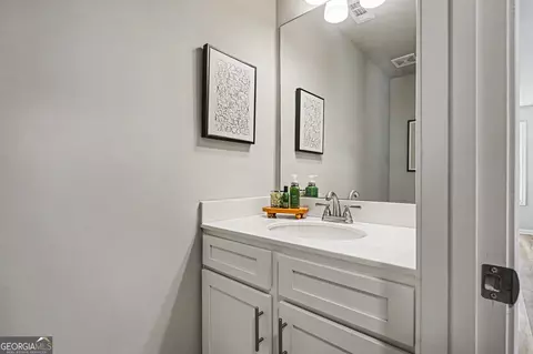 Bath - 994 Lakeview Dr, Commerce, GA 30529 photo 1 of 6